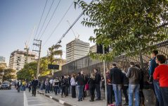 fila-para-tirar-visto-dos-eua-cai-pela-metade-em-sao-paulo;-rio,-porto-alegre-e-brasilia-tambem-tem-queda